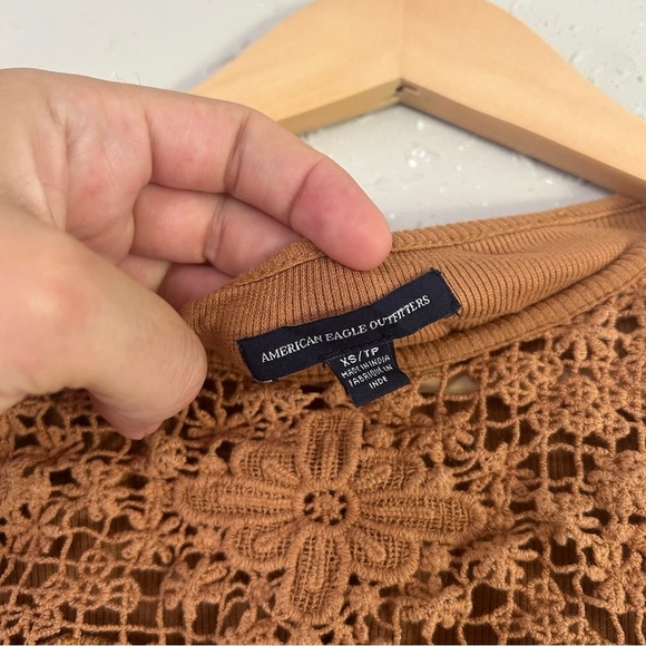 🦋 American Eagle Outfitters Tan Cropped Crochet Blouse Casual Stretch Fall Comfy - Picture 2 of 6